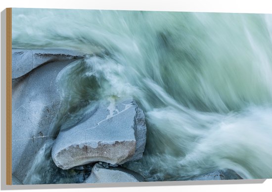 WallClassics - Hout - Blauw Stromend Water langs Stenen - 90x60 cm - 12 mm dik - Foto op Hout (Met Ophangsysteem)