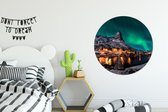 WallCircle - Wandcirkel ⌀ 90 - Noorderlicht - IJsland - Sneeuw - Dorp - Groen - Bergen - Ronde schilderijen woonkamer - Wandbord rond - Muurdecoratie cirkel - Kamer decoratie binnen - Wanddecoratie muurcirkel - Woonaccessoires