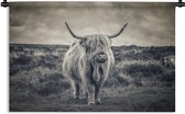 Wandkleed Schotse Hooglanders  - Wollige Schotse hooglander in graslandschap in zwart-wit Wandkleed katoen 90x60 cm - Wandtapijt met foto