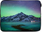 Laptophoes 15.6 inch - Berg - Noorderlicht - Zweden - Sneeuw - Groen - Winter - Laptop sleeve - Binnenmaat 39,5x29,5 cm - Zwarte achterkant