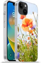 Geschikt voorApple Iphone 14 Plus - Soft case hoesje - Bloemen - Klaproos - Lente - Natuur - Rood - Blauw - Siliconen Telefoonhoesje