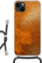 Geschikt voorApple Iphone 14 Plus - Crossbody Case - Metaal - Roest print - Oranje - Vintage - Industrieel - Siliconen - Crossbody - Backcover met Koord - Telefoonhoesje met koord - Hoesje met touw