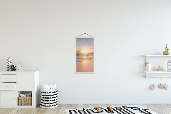 Posterhanger incl. Poster 40x80 cm - Schoolplaat - Zonsondergang - Strand - Zee - Zomer - Blauw - Textielposter - Blanke latten