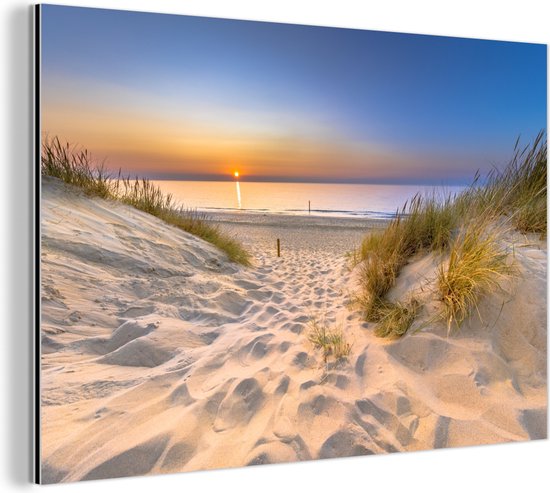 Wanddecoratie Metaal - Aluminium Schilderij Industrieel - Duin - Zonsondergang - Horizon - Strand - Gras - 150x100 cm - Dibond - Foto op aluminium - Industriële muurdecoratie - Voor de woonkamer/slaapkamer