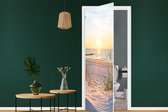 Deurposter - Strand - Duinen - Zomer - Zee - Deursticker - Fotobehang deur - Deur decoratie - Woonkamer - Slaapkamer - Sticker zelfklevend - 90x215 cm - Toilet - Badkamer