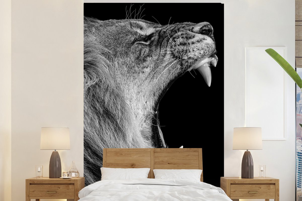 Behang - Fotobehang Dieren - Leeuw - Zwart - Wit - Portret - Breedte 145 cm x hoogte 220 cm