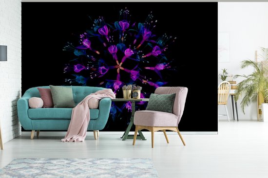 Papier peint Papier peint photo en vinyle - Fleurs violettes sur fond noir largeur 330 cm x hauteur 220 cm - Tirage photo sur papier peint (disponible en 7 tailles)