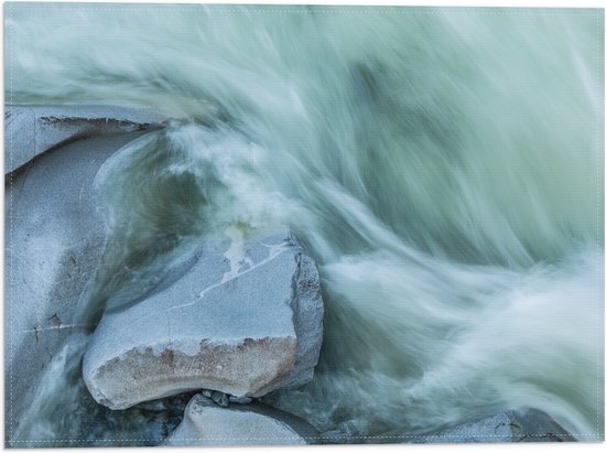 WallClassics - Vlag - Blauw Stromend Water langs Stenen - 40x30 cm Foto op Polyester Vlag