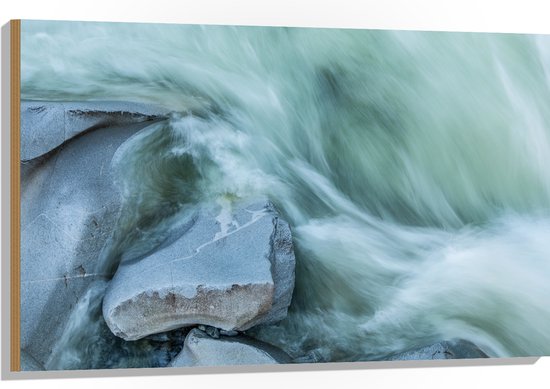 WallClassics - Hout - Blauw Stromend Water langs Stenen - 105x70 cm - 12 mm dik - Foto op Hout (Met Ophangsysteem)