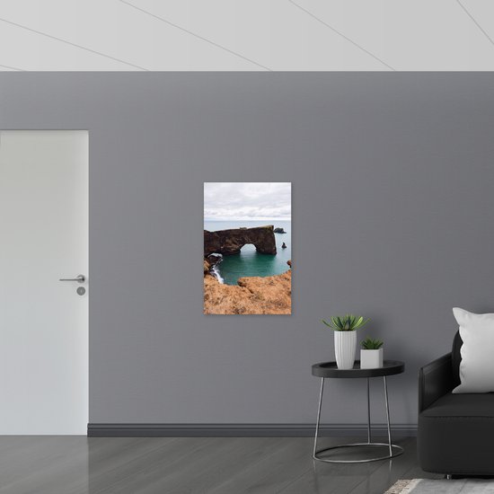 WallClassics - Canvas  - Rots met Opening in Zee op Bewolkte Dag - 60x90 cm Foto op Canvas Schilderij (Wanddecoratie op Canvas)