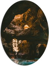 WallClassics - Dibond Ovaal - Grot met Zonlicht van Boven - 81x108 cm Foto op Ovaal (Met Ophangsysteem)