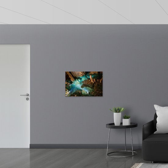 WallClassics - Dibond - Water illuminée dans une grotte - Photo sur aluminium 75x50 cm (avec système de suspension)