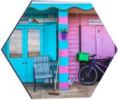 WallClassics - Dibond Hexagon - Blauw en Roze Strandhuisjes - 40x34.8 cm Foto op Hexagon (Met Ophangsysteem)