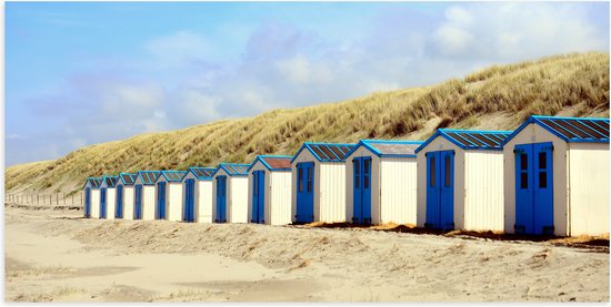 WallClassics - Poster Glanzend – Blauw met Witte Strandhuisjes - 100x50 cm Foto op Posterpapier met Glanzende Afwerking