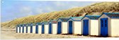 WallClassics - Tuinposter – Blauw met Witte Strandhuisjes - 150x50 cm Foto op Tuinposter  (wanddecoratie voor buiten en binnen)