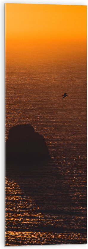 WallClassics - Acrylglas - Gele Hemel door Zonsondergang boven Zee - 30x90 cm Foto op Acrylglas (Met Ophangsysteem)