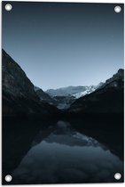 WallClassics - Tuinposter – Meer bij Bergen onder Sterren - 40x60 cm Foto op Tuinposter  (wanddecoratie voor buiten en binnen)