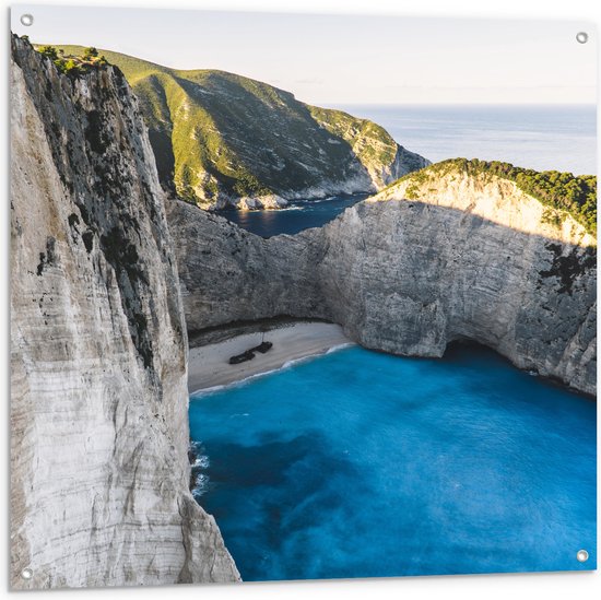 WallClassics - Tuinposter – Navagio Strand in Griekenland - 100x100 cm Foto op Tuinposter  (wanddecoratie voor buiten en binnen)