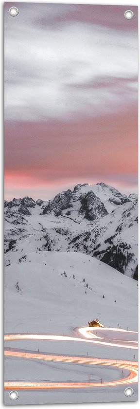 WallClassics - Tuinposter – Verlichte Weg door Sneeuwlandschap - 30x90 cm Foto op Tuinposter  (wanddecoratie voor buiten en binnen)