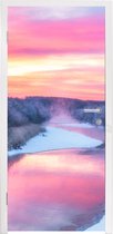 Deursticker Kleurrijke lucht boven een kalm winters landschap - 90x205 cm - Deurposter
