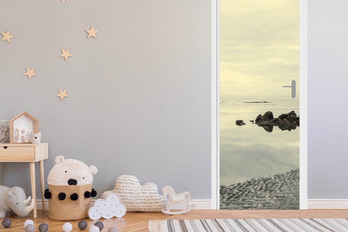 Deurposter 85x215 cm - Deursticker Strand - Zee - Steen - Meubelfolie zelfklevend - Deurfo