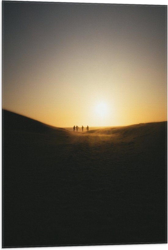 WallClassics - Drapeau - Personnes jouant au football dans le désert avec coucher de soleil - Photo 50x75 cm sur drapeau en polyester