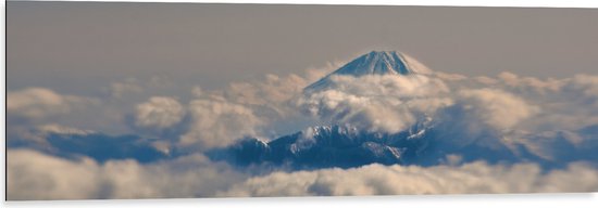 WallClassics - Dibond - Bergtop boven de Wolken - 120x40 cm Foto op Aluminium (Met Ophangsysteem)