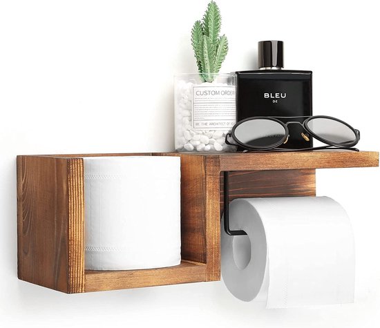Porte-rouleau de papier toilette en bois avec étagère, avec un rouleau de papier toilette, un rouleau supplémentaire, une petite plante et une bouteille de parfum.