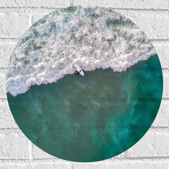 WallClassics - Muursticker Cirkel - Bovenaanzicht van Surfer bij Schuimgolf - 40x40 cm Foto op Muursticker