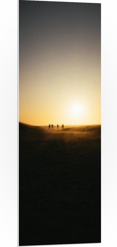 WallClassics - PVC Schuimplaat- Personen Voetballend in Woestijn met Zonsondergang - 40x120 cm Foto op PVC Schuimplaat