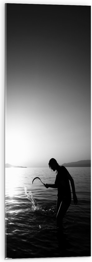 WallClassics - Acrylglas - Vrouw met Bijl in Water (zwart/wit) - 30x90 cm Foto op Acrylglas (Wanddecoratie op Acrylaat)