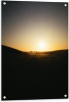 WallClassics - Tuinposter – Personen Voetballend in Woestijn met Zonsondergang - 60x90 cm Foto op Tuinposter  (wanddecoratie voor buiten en binnen)