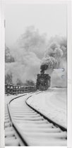 Deursticker Vintage trein door de sneeuw in zwart-wit - 85x205 cm - Deurposter