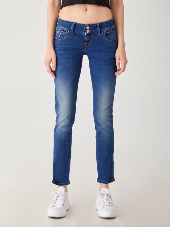 Model in een donkerblauwe spijkerbroek met lichte wassing, met dubbele knopen aan de taille.