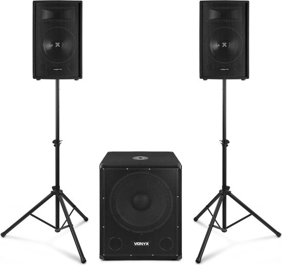 Zwarte Vonyx subwoofer met twee actieve luidsprekers op luidsprekerstandaards.