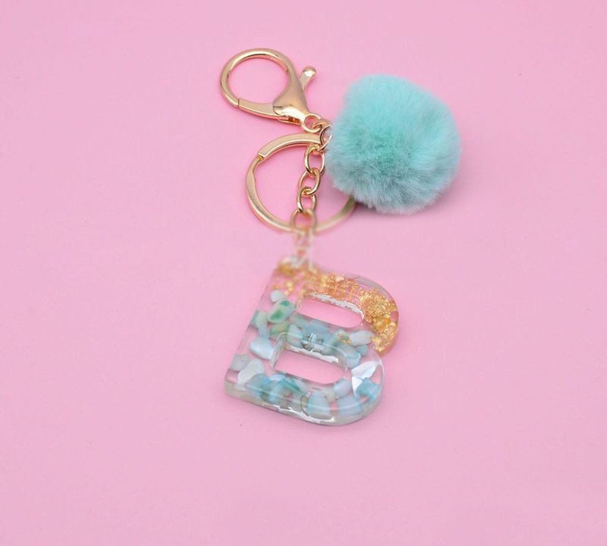 Sleutelhangers of voor je tas van A tot Z - met een pompon of kwastje - met letter - mooi design - handgemaakt - sleutelhangers - design - mode - goud - zwart - blauw - roze- rood