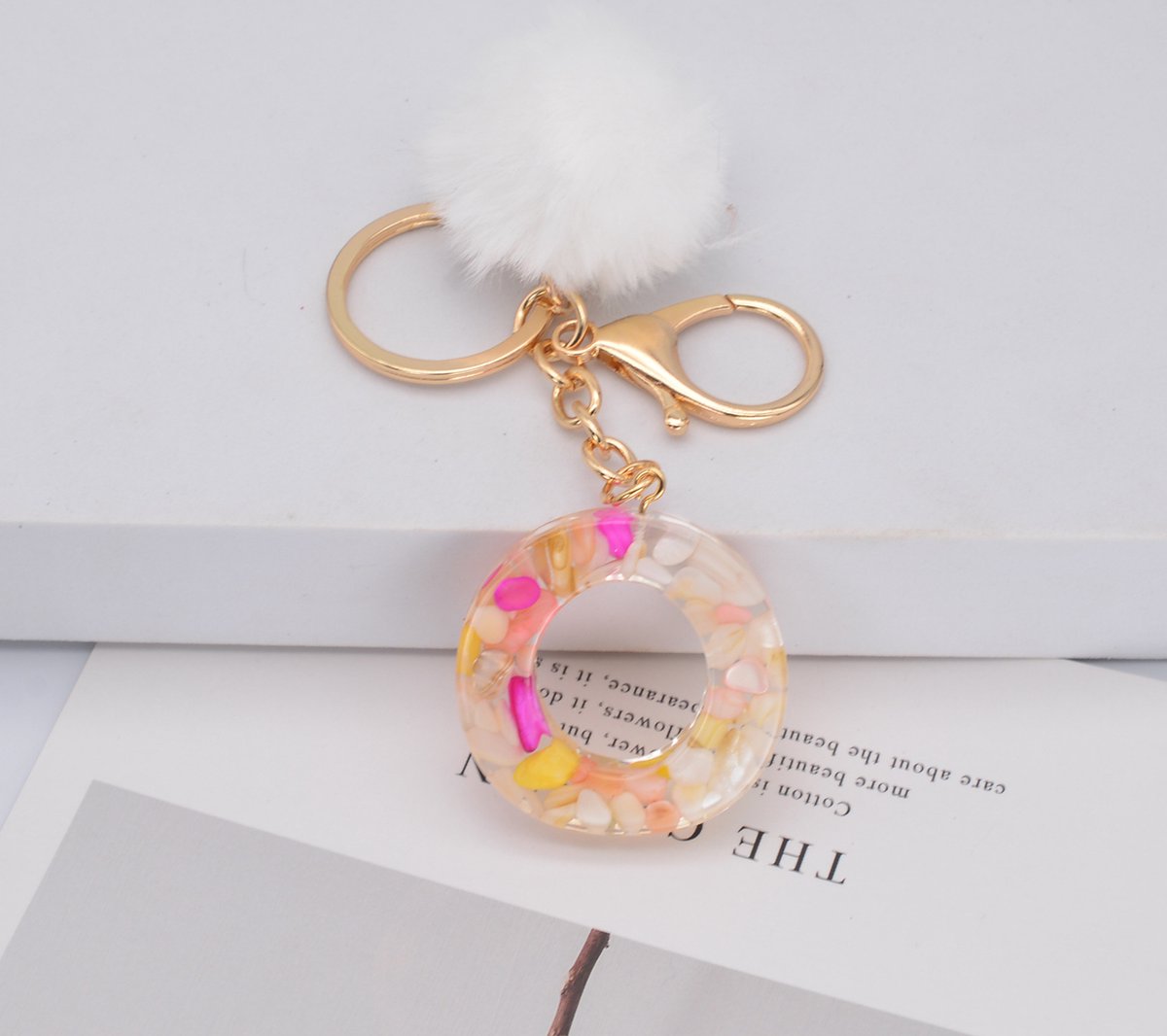 Sleutelhangers of voor je tas van A tot Z - met een pompon of kwastje - met letter - mooi design - handgemaakt - sleutelhangers - design - mode - goud - zwart - blauw - roze- rood