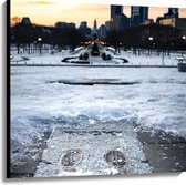 WallClassics - Canvas  - Bevroren Sneeuw in Stad - 100x100 cm Foto op Canvas Schilderij (Wanddecoratie op Canvas)