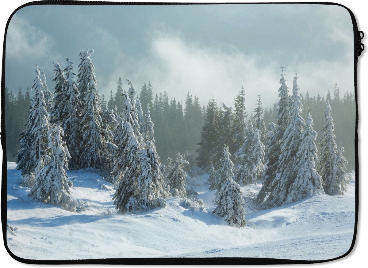 Laptophoes 14 inch - Bos - Sneeuw - Winter - Laptop sleeve - Binnenmaat 33x23 cm - Zwarte achterkant
