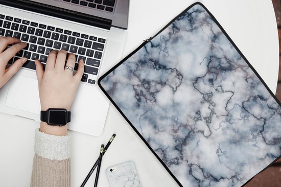Laptophoes 15.6 inch - Marmer print - Stenen - Agaat - Laptop sleeve - Binnenmaat 37x26 cm - Zwarte achterkant
