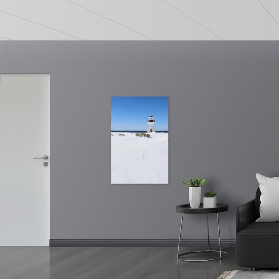 WallClassics - Acrylglas - Vuurtoren op Wit Strand - 70x105 cm Foto op Acrylglas (Met Ophangsysteem)