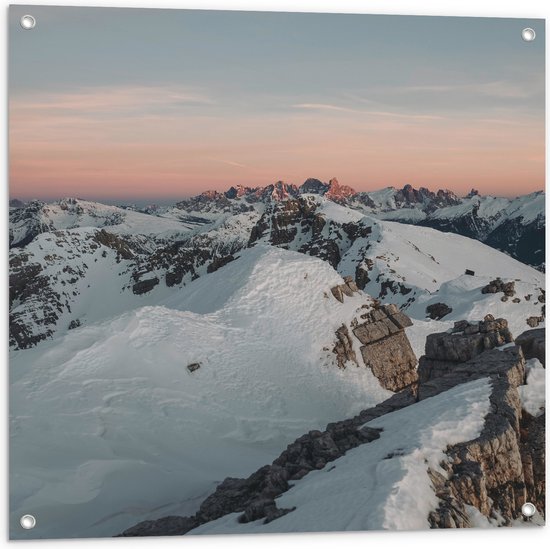 WallClassics - Tuinposter – Bergtop met Sneeuw - 80x80 cm Foto op Tuinposter  (wanddecoratie voor buiten en binnen)