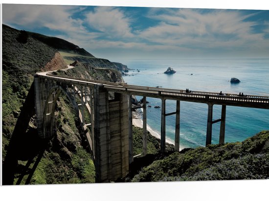 WallClassics - PVC Schuimplaat- Bixby Creek Bridge - Amerika - 105x70 cm Foto op PVC Schuimplaat