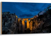 WallClassics - Hout - Brug tussen Bergen in Spanje - 105x70 cm - 12 mm dik - Foto op Hout (Met Ophangsysteem)