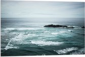 WallClassics - Drapeau - Rochers dans la mer entre les vagues - Photo 90x60 cm sur drapeau en polyester