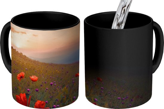 Magische Mok - Foto op Warmte Mokken - Koffiemok - Bloemenveld - Gras - Bloemen - Planten - Zonsondergang - Oranje - Magic Mok - Beker - 350 ML - Theemok