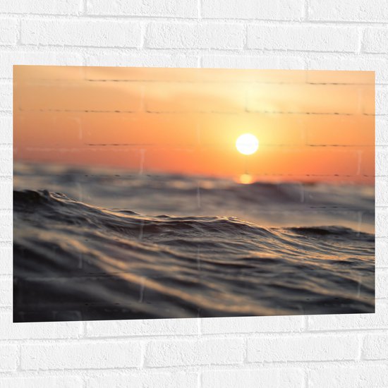 WallClassics - Muursticker - Laagstaande Zon aan het Wateroppervlak - 80x60 cm Foto op Muursticker