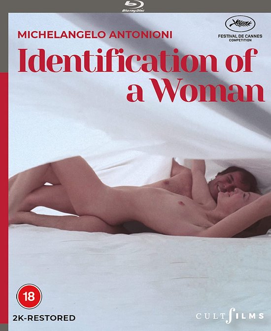 Blu-ray hoes van 'Identification of a Woman' met Michelangelo Antonioni's naam bovenaan. In het midden een vrouw en man onder een wit laken, met rode tekst 'Identification of a Woman'.