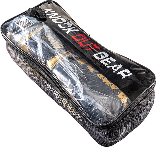 Zwarte tas met "KNOCKOUT GEAR" opdruk, met bokshandschoenen erin.