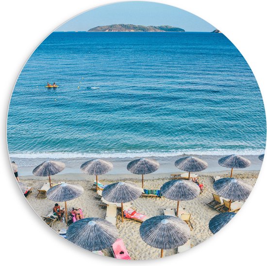 WallClassics - PVC Schuimplaat Muurcirkel - Rieten Parasols met Ligbedjes op het Strand - 80x80 cm Foto op Muurcirkel (met ophangsysteem)